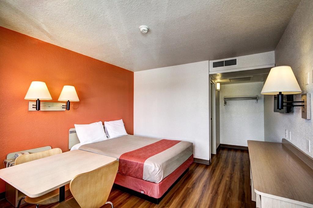 Motel 6 ويلز المظهر الخارجي الصورة