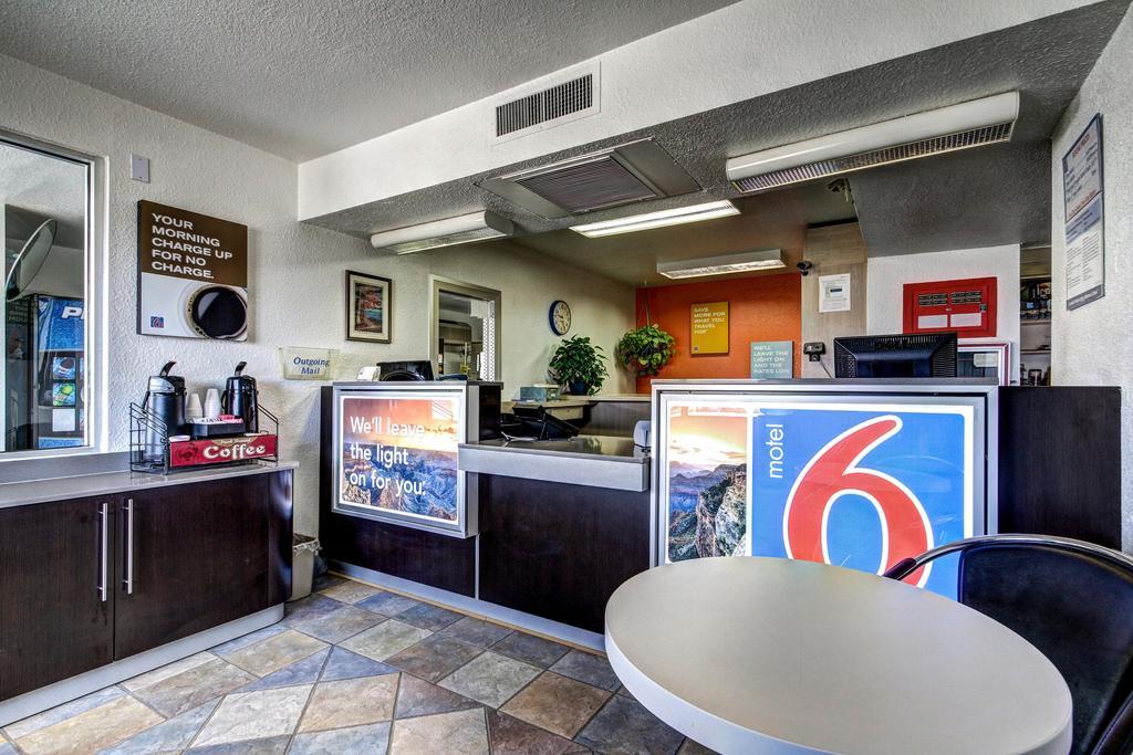 Motel 6 ويلز المظهر الخارجي الصورة