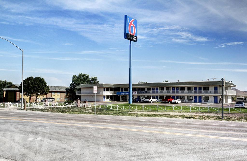 Motel 6 ويلز المظهر الخارجي الصورة