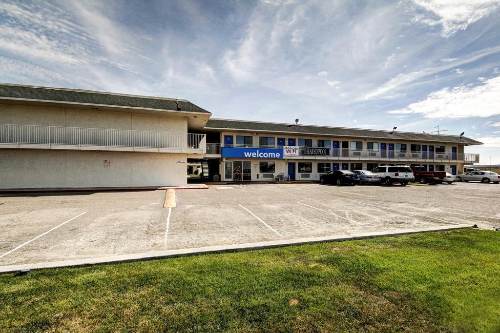 Motel 6 ويلز المظهر الخارجي الصورة
