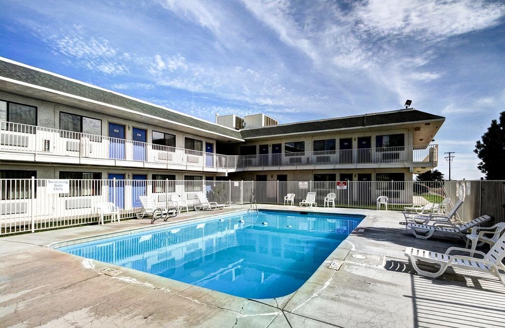 Motel 6 ويلز المظهر الخارجي الصورة