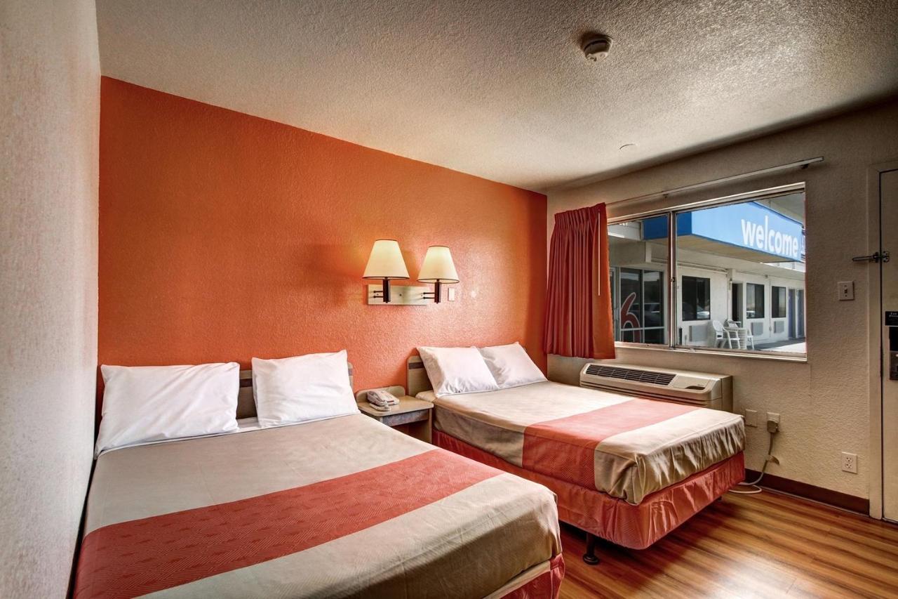 Motel 6 ويلز المظهر الخارجي الصورة
